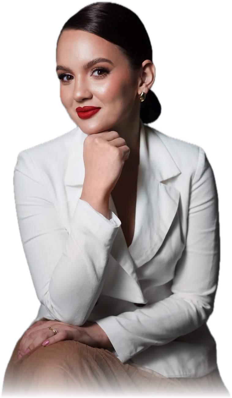 Dra. Thaynara Braz sentada, de blazer branco